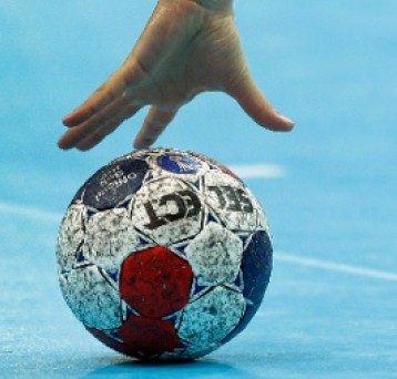 Scandalul de lesbianism din handbal ia amploare: Echipele de junioare din Romania sunt pline de lesbiene!