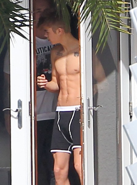 Semi-Exclusive... Justin Bieber Steps Out In His Underwear - Ziarul National