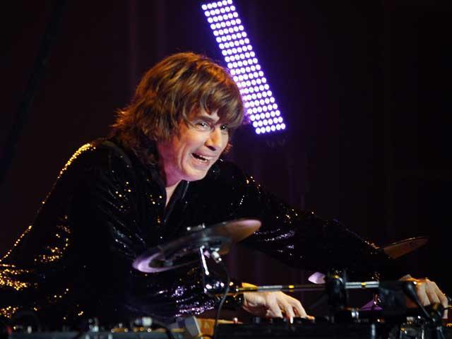 Jean-Michel Jarre a fugit in Anglia, cu tot cu milioanele de euro