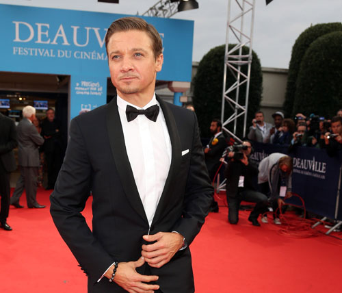 Jeremy Renner, vedeta din „Misiune imposibila”, implicat intr-un menage-à-trois cu o femeie si-un barbat
