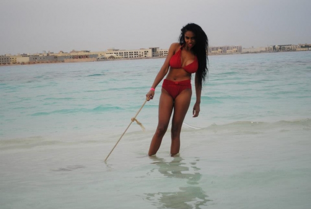 Laurette, cu silicoanele la vedere in vacanta! Ce zici de costumul ei de baie?
