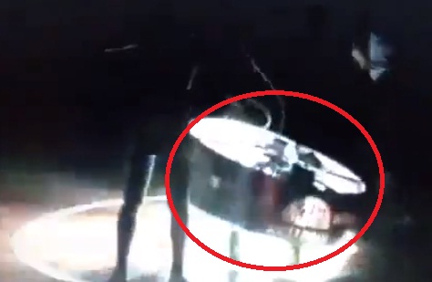Moment de groaza: Un sportiv s-a trezit cu un reflector in cap la finalul unei lupte – VIDEO