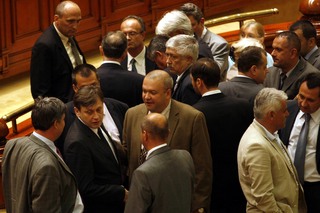 Parlamentarii au votat MARIREA pensiilor!