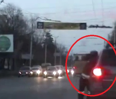 Oprit in trafic, un sofer fuge cu tot cu politist! – VIDEO