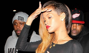 Rihanna exhibitionista: Cantareata a iesit dezbracata pe strada! – FOTO