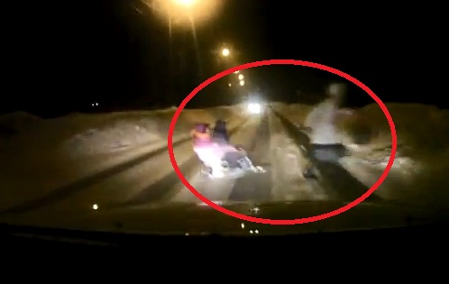 Revoltator! Cum traverseaza o inconstienta un drum intens circulat. Ce au patit copiii aflati pe sanie – VIDEO