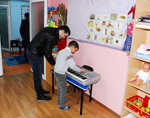 Liviu Varciu, in duet la pianina cu un copil