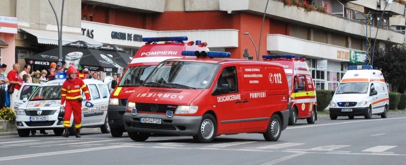 Un barbat vrea sa se arunce de la etajul noua al unui bloc din Piata Victoriei