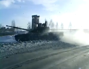 VIDEO FABULOS: Cu ce s-a trezit in fata un sofer din Rusia. „Drace, un tanc”! – VIDEO
