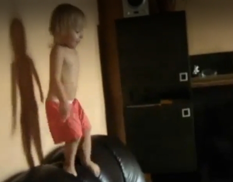 IMAGINI DURE: „Tarzan boy” si tatal IDIOT! – VIDEO