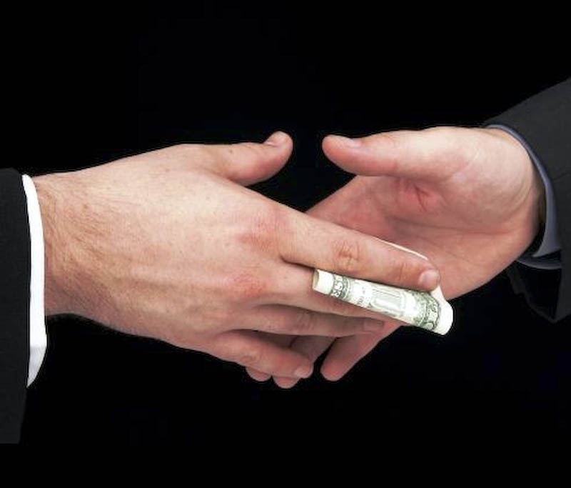 Inca un caz de coruptie: Politist arestat pentru mita!