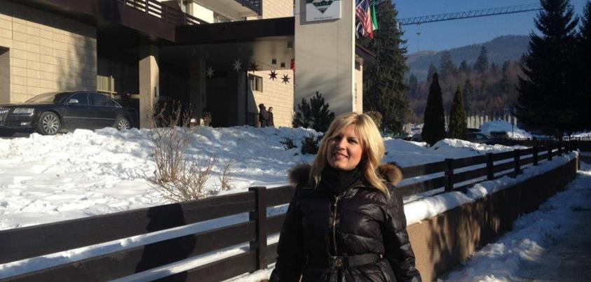 Dupa petrecerea de Revelion, Elena Udrea a iesit la plimbare prin Covasna. VEZI cu cine! – VIDEO