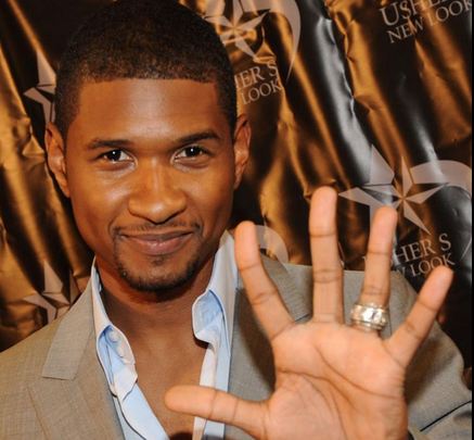 Fanii au avut ce vedea! Pantalonii lui Usher s-au rupt intre picioare in timpul unui concert – VIDEO