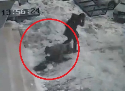 Socant: S-a izbit de asfalt, lovita in plin de un maldar de zapada desprins de pe acoperis- VIDEO