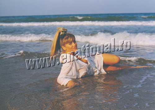 EXCLUSIV Sedinta foto incendiara! Sexy Loredana cu sanii in bataia valurilor!