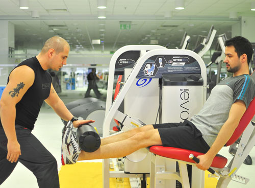Alexandru Constantin, la pamant in sala de sport