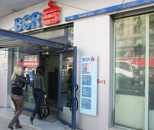 Peste 300 de clienti BCR solicita ancheta parlamentara: „Vom achita ratele cu intarziere!”