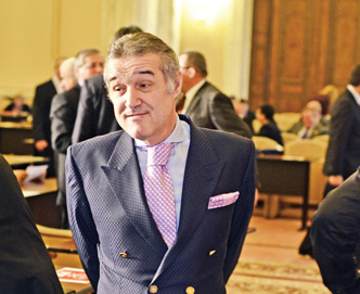 Condamnat la trei ani de inchisoare cu suspendare, Gigi Becali e decis sa-si puna familia la adapost afara din tara
