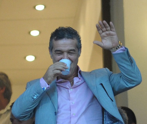 Gigi Becali da lovitura cu „Noua Casa”: vinde 6 blocuri de locuinte!