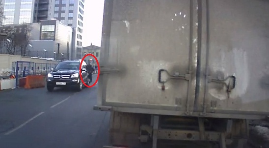 Accident CUMPLIT: A dat cu spatele si a izbit in plin un pieton! (VIDEO SOCANT)