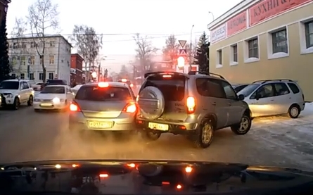 Accidente spectaculoase: Si-au facut masinile praf intr-o clipa! – VIDEO