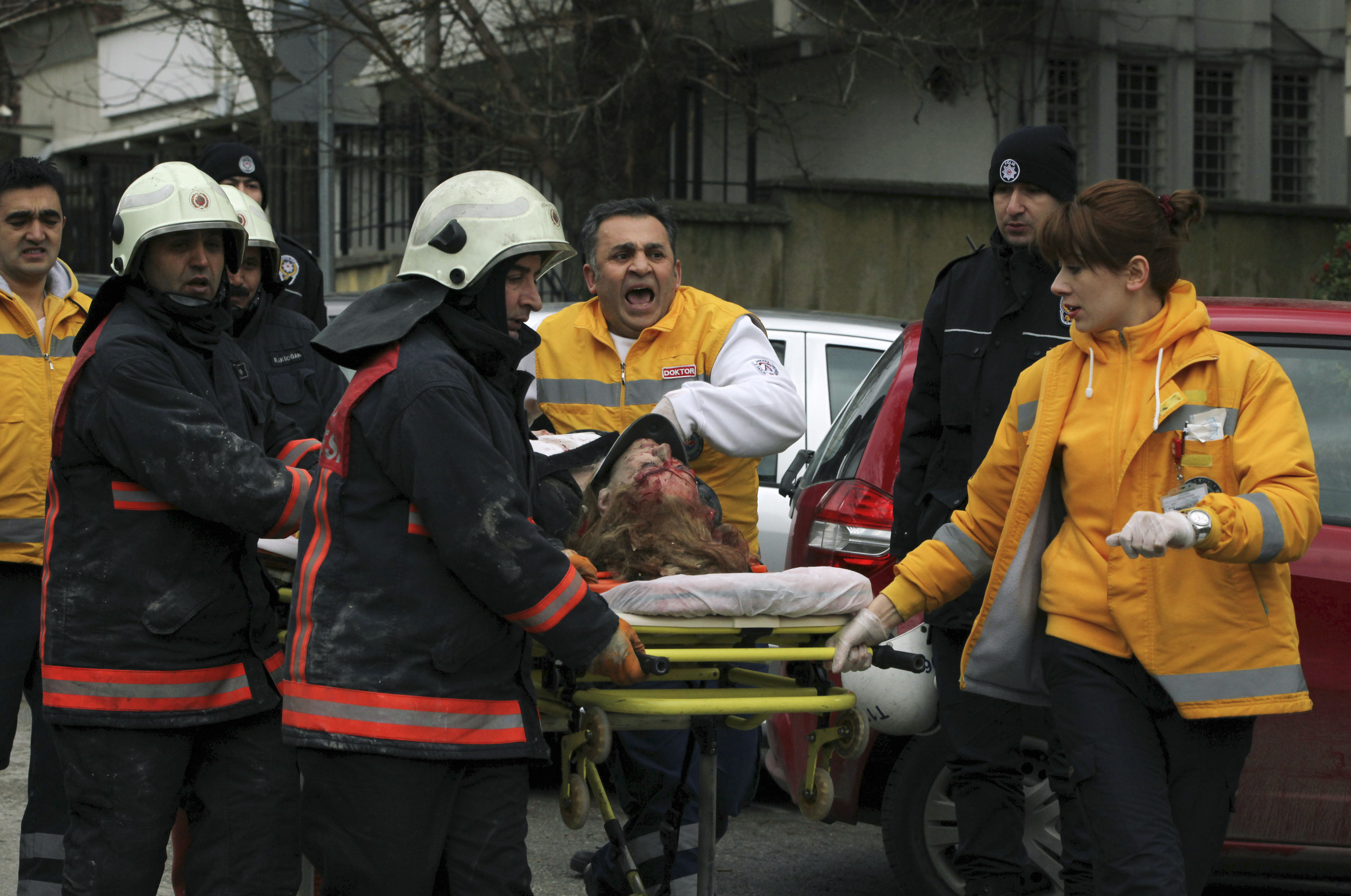 Atentat sinucigas in fata ambasadei SUA din Ankara: Mai multe victime – VIDEO