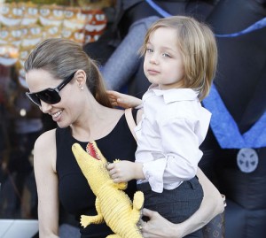 Angelina Jolie Takes Her Kids Shopping For Halloween Costumes - Ziarul National