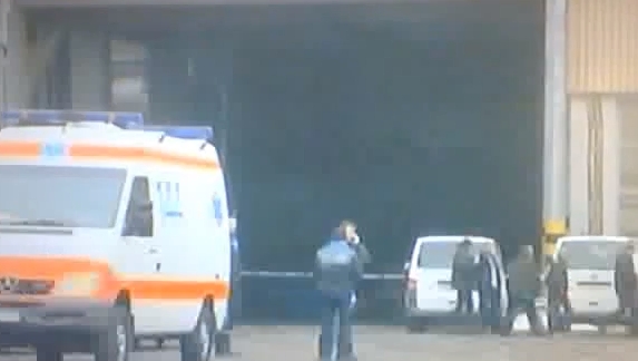SCENE DE GROAZA: Atac armat intr-o fabrica, soldat cu mai multi morti si raniti! (VIDEO)