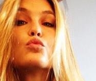 Incendiar: Bar Refaeli il copleseste cu un sarut pasional. Nici lui nu i-a venit sa creada cat noroc are! – VIDEO