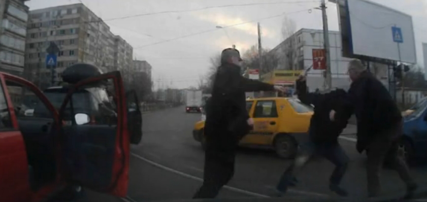 IMAGINI INCREDIBILE: Bataie in trafic in zona Auchan Titan! – VIDEO