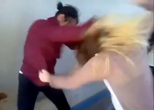 Scandalul continua: alte doua liceene s-au batut in scoala! (VIDEO)