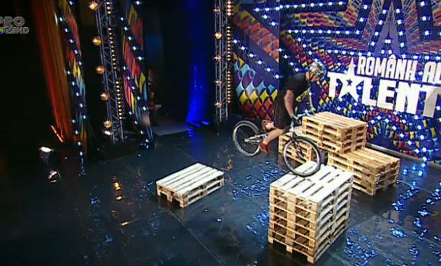 Romanii chiar au talent! A cucerit juriul facand acrobatii cu bicicleta deasupra iubitei sale! (FOTO)