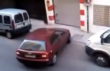 A innebunit o strada intreaga: Cat i-a luat unei blonde sa parcheze! – VIDEO