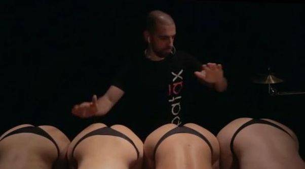 Percutie? Uite cum canta la fesele a patru femei!- VIDEO