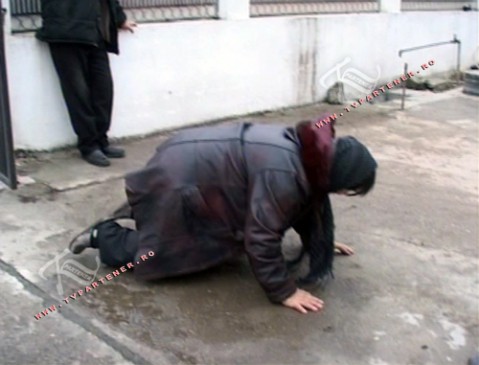 „Daca a murit din cauza fetei, Dumnezeu o va blestema!”. Bunica elevului ucis la Targoviste, lacrimi de durere (VIDEO)