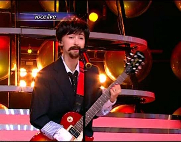N-o sa-ti vina sa crezi cine e domnisoara deghizata in George Harrison de la The Beatles!