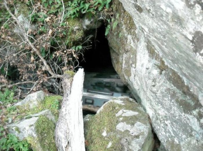 Zeci de arme si 18 kilograme de droguri, ascunse intr-o pestera (FOTO)