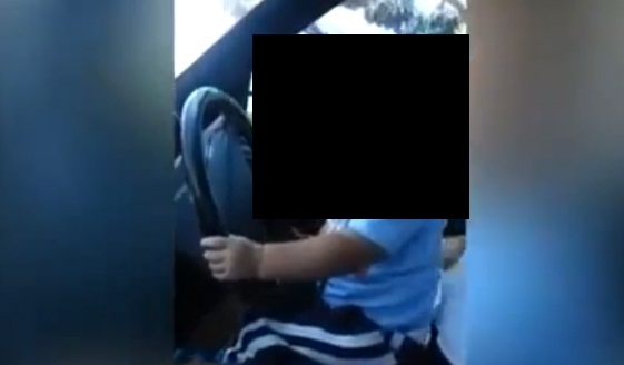 INCONSTIENTA crasa la volan! Cum sa-ti pui COPILUL in PERICOL in halul asta? (VIDEO)