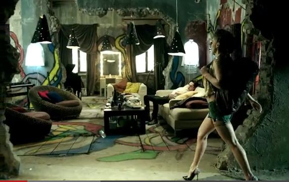Corina, sexy si rea in noul videoclip! (VIDEO)