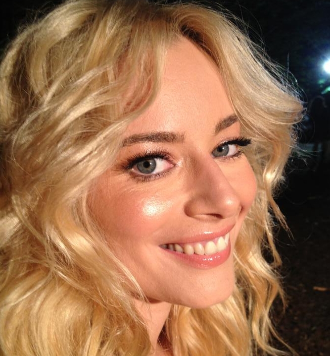 Senzualitate maxima: Laura Cosoi a pozat in lenjerie intima in fata oglinzii!  – FOTO