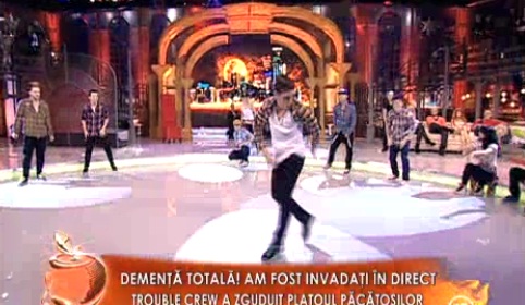NEBUNIE TOTALA! Harlem Shake in direct la Un show pacatos! (VIDEO)
