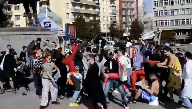 Febra Harlem Shake a cuprins Romania! Cum s-au distrat niste tineri din Deva! (VIDEO)