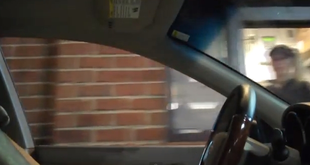 VIDEO -Fantoma de la drive-through a ingrozit pe toata lumea! Clipul cu record de vizualizari pe Youtube!