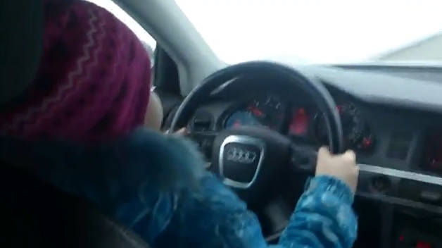 Nebunie curata: Lasata sa-si faca de cap, desi are doar 8 ani! Uite-o conducand mai ceva ca Schumacher! (VIDEO)