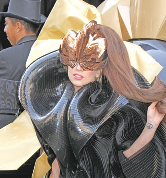 Lady GaGa vrea un manechin cu par pubian roz in turnee