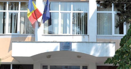 Un elev a fost aruncat pe geam de colegi