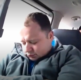 Gluma de coma! Ce i-au facut prietenii unui tanar somnoros! – VIDEO