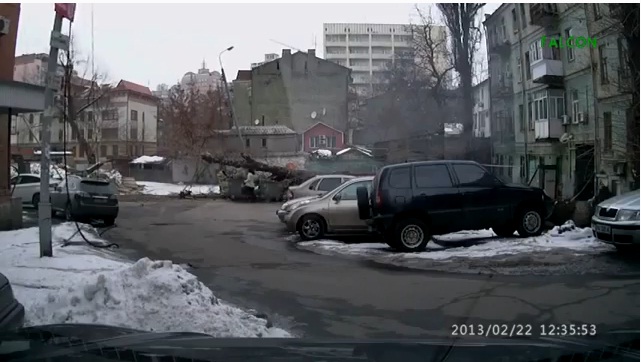 A vazut moartea cu ochii! Ce i s-a intamplat cand a mers sa arunce gunoiul! (VIDEO)