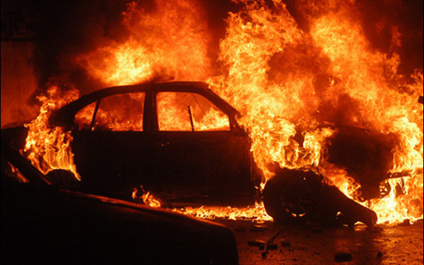 Autoturism incendiat in Capitala!