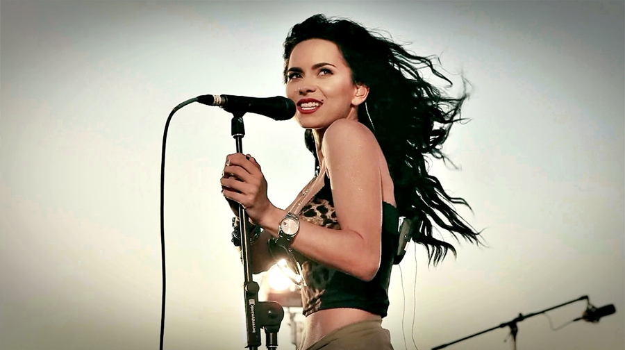 Inna, criticata dur dupa concertul de la deschiderea FOTE 2013! „Tara asta are nevoie si de coafeze, nu numai de artiste!”-VIDEO